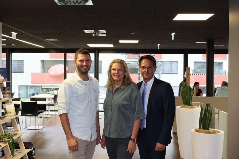 Tischler Michael Längle, Gabi Längle und Günter Gorschek (Sparkasse).