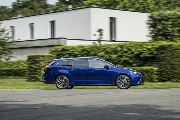 Toyota Corolla: Ob mit langem oder mit fließendem Heck, der japanische Kompakte ist – mit dem Auris-Zwischenspiel, von 2006 bis 2019 – seit 1966 im Amt.