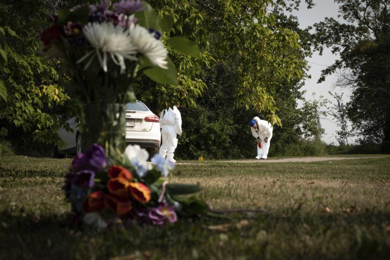 Trauernde haben Blumen an einem der Tatorte in Weldon abgelegt. AP