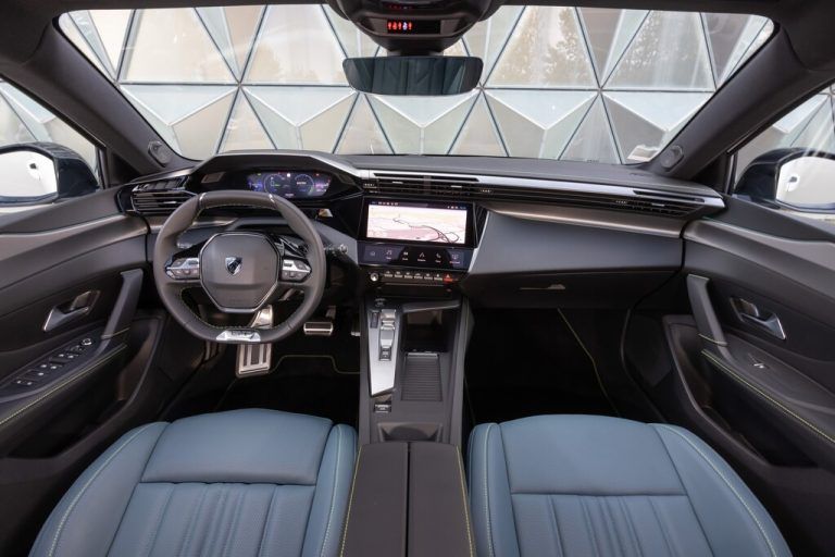 Typisch, exklusiv für Peugeot sind das Cockpit und das kompakte Volant.