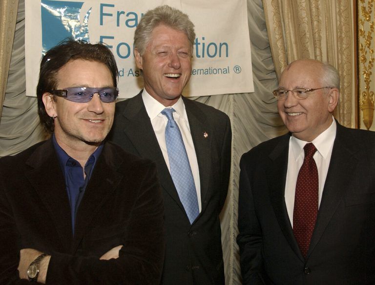U2-Sänger Bono, der ehemalige US-Präsident Bill Clinton und der ehemalige Präsident der Sowjetunion im März 2002 in der russichen Botschaft in New York. AP