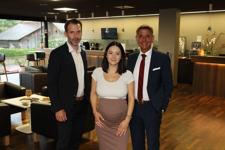 Uli Knoll und Günter Ender (Raiba Montfort) und Chiara Maier (Immo-Agentur).