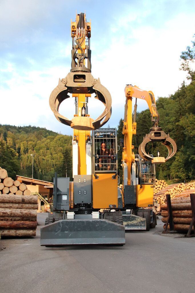 Ungewöhnlicher Weintransport mit riesigen Radbaggern.