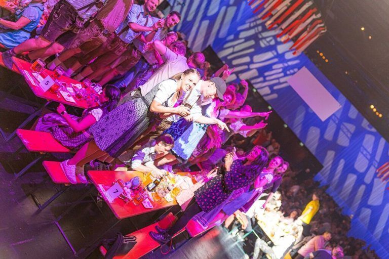 Verdient: Nach dem Lauf feierten die Teilnehmer und Kollegen ein zünftiges Oktoberfest im Festspielhaus.