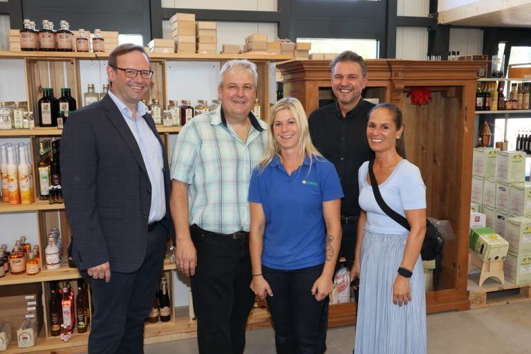 Vizebgm. Daniel Steinhofer, Hausherr Andreas Krammel, Tochter Rebecca, Bgm. Kurt Fischer und Beate. AME