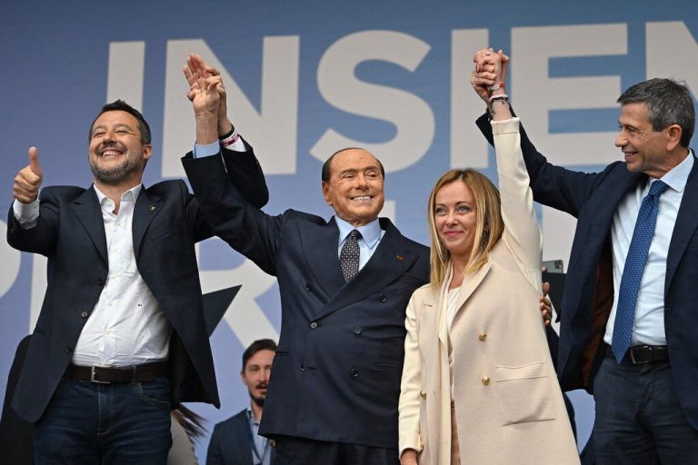 Vor der Sonntagswahl gaben die rechten Parteien Italiens eine Kundgebung mit Matteo Salvini, Silvio Berlusconi und Giorgia Meloni (v.l.). AFP