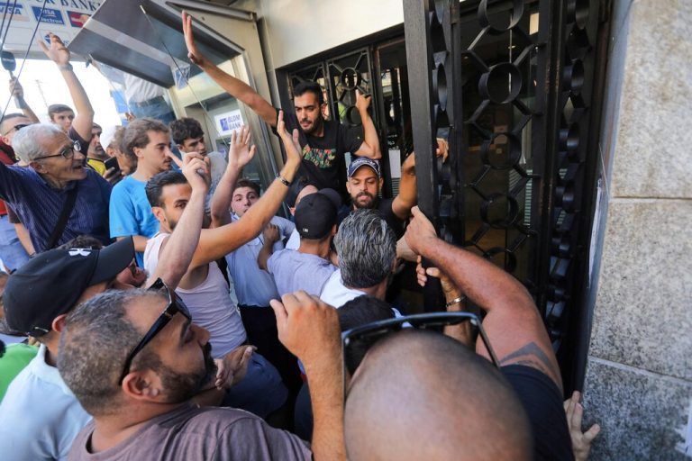 Vor einer Bankfiliale in Beirut spielten sich am Freitag chaotische Szenen ab.
