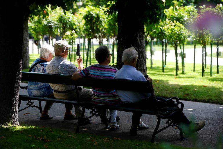 Während nur jeder Zehnte aus der jungen Bevölkerung aktuell mit seiner Situation zufrieden ist, sind es in der Altersgruppe der über 60-Jährigen rund 40 Prozent. reuters