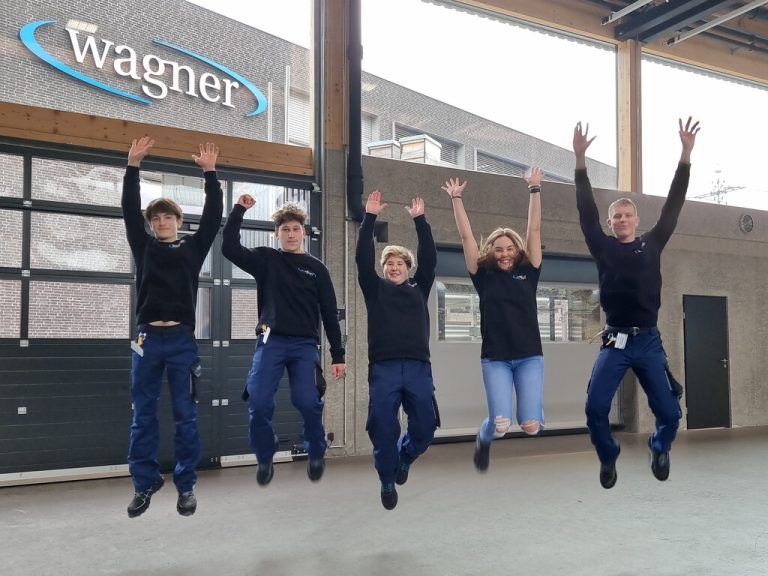 Wagner Auf dem Sprung in eine grüne Karriere sind heuer gleich fünf neue Lehrlinge. Sie werden in den kommenden Jahren als Installations- und Gebäudetechniker, Metalltechnikerin und Konstrukteurin ausgebildet. Insgesamt bildet das Unternehmen aus Nüziders damit 17 Lehrlinge aus. wagner