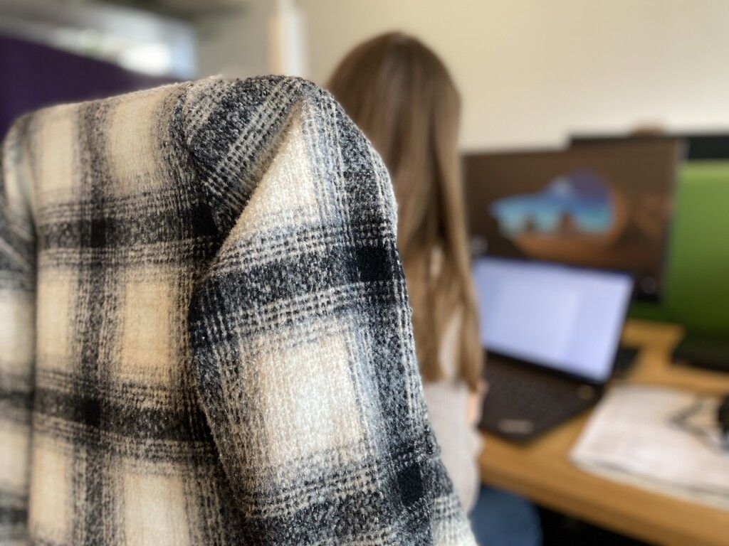 Bei 19 Grad mit der Jacke im Büro