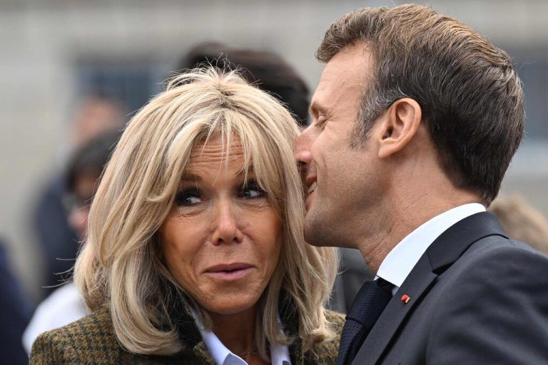 Was er seiner Frau da wohl zu sagen hat? Der französische Präsident Emmanuel Macron und Frau Brigitte bei einem offiziellen Termin in Gueret. AFP
