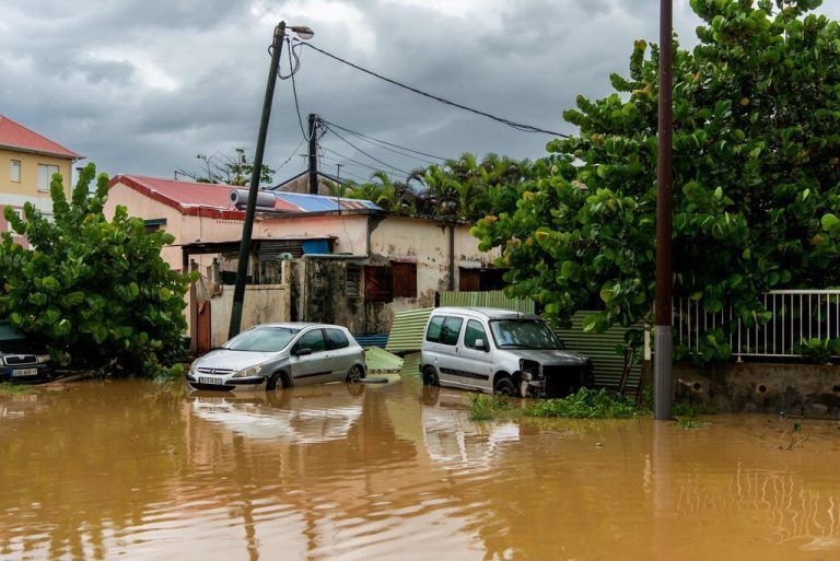 Wegen des Sturms Fiona auf der französischen Karibikinsel Guadeloupe ist diese Straße in Capesterre-Belle-Eau komplett überflutet. AFP