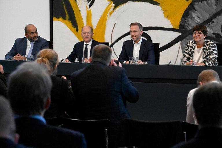 „You’ll never walk alone, wir werden niemanden alleine lassen“, sagte Scholz bei der gemeinsamen Pressekonferenz.  AFP