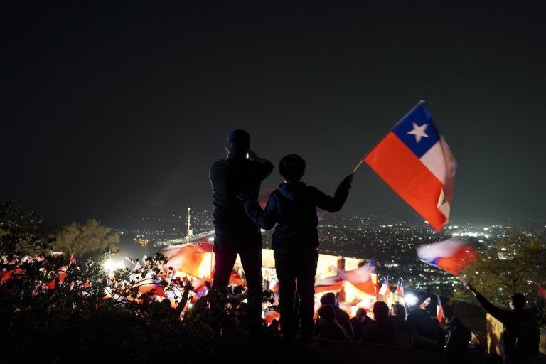 Zahlreiche Menschen protestieren in Santiago gegen die neue Verfassung für Chile. Am 4. September findet eine Volksabstimmung statt. AP