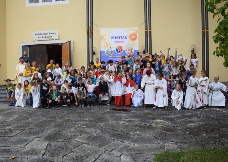 Zum Abschluss des Minitages wurde in der Muntliger Pfarrkirche eine kunterbunte Messe gefeiert. Privat