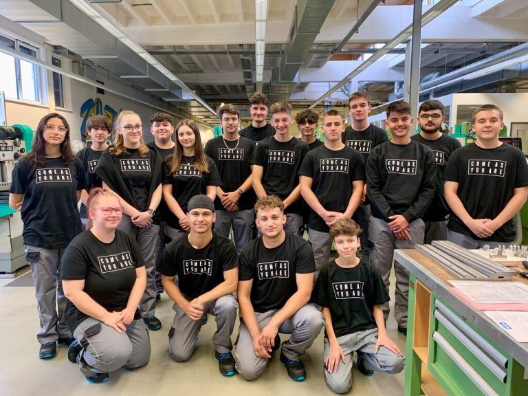Zumtobel 19 junge Menschen starten ins Berufsleben. Die neuen Lehrlinge werden in den Berufen Elektrotechnik, Mechatronik, Kunststofftechnik und IT-Systemtechnik ausgebildet. zumtobel