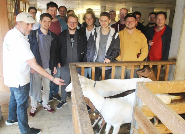 Zur Betriebsbesichtigung konnte Ingo Metzler besondere Besucher begrüßen und vom Ziegentollhaus bis zur Verkostung führen. STP/2