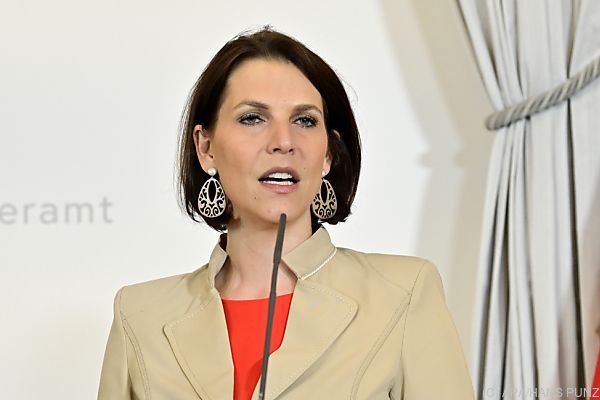 Edtstadler pocht auf beschränkte Ermittlungsverfahren