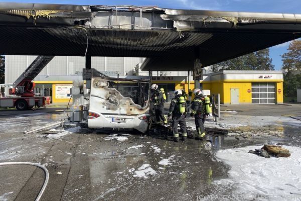 Wohnmobil ging bei einer Tankstelle in Wien in Flammen auf