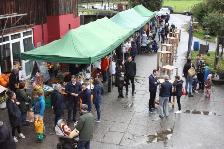 Zahlreiche Leute waren gekommen, um sich bei den Marktständen am Sennhof umzusehen und zu verweilen.