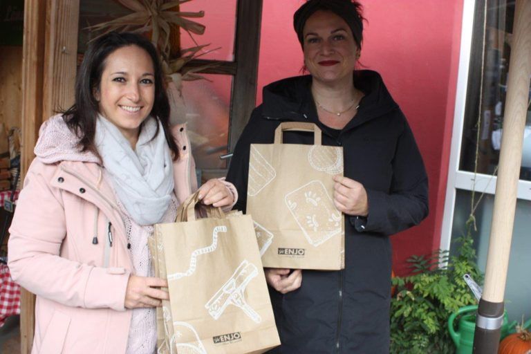 Rund 20 Verkaufsstände gab es auf dem Markt, darunter auch der Stand von der Firma Enjo mit Manuela Wachter und Mira Lechner.