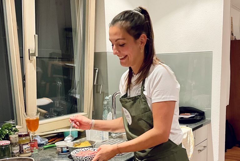 Livia bietet auch private Koch- und Backkurse für Kleingruppen in den privaten Räumlichkeiten der Kunden an.