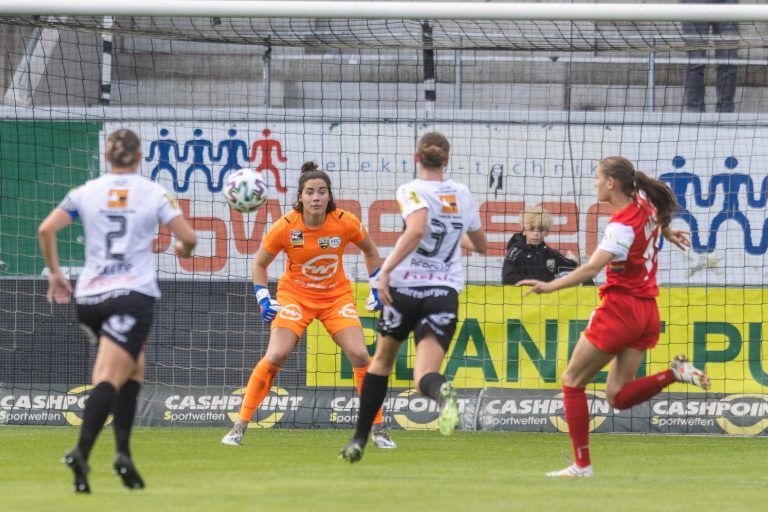 Am Ende musste SCRA-Torfrau Charlotte Voll dreimal hinter sich greifen. <span class="copyright">VN-SAMS</span>
