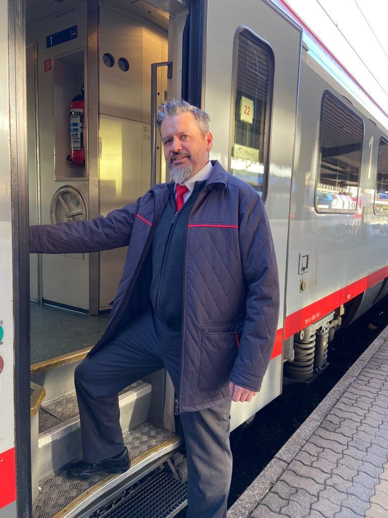 Schaffner Jürgen Waibl absovliert regelmäßig Erste-Hilfe-Kurse.<span class="copyright"> ÖBB/Gasser-Mair</span>