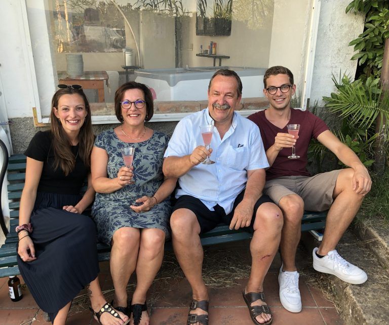 Livia mit Mama Pamela, Papa Wolfgang und Bruder Tobias. Die Familie steht für die 27-Jährige immer an erster Stelle.