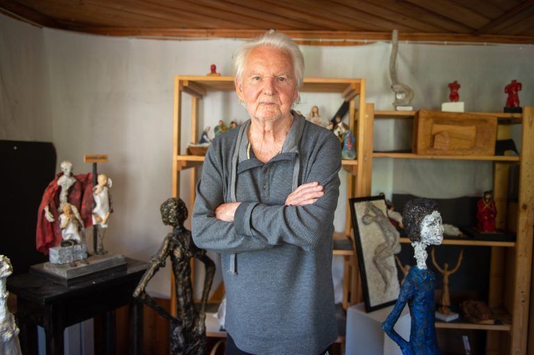 Der Künstler in seiner Werkstatt. Hier schnitzte und modellierte er und haute Figuren heraus.  