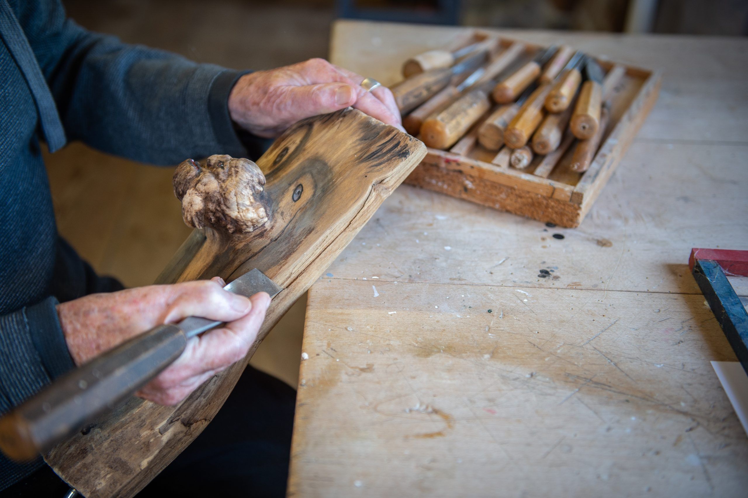 Der Bildhauer arbeitete besonders gern mit Holz. 