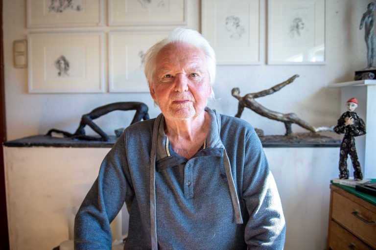  Die Schaffenskraft des Bildhauers war in den vergangenen 26 Jahren groß. Aufgrund seiner Parkinson-Erkrankung kann Anton Sutterlüty seiner Kunst nicht mehr nachgehen. <span class="copyright">Beate Rhomberg </span>