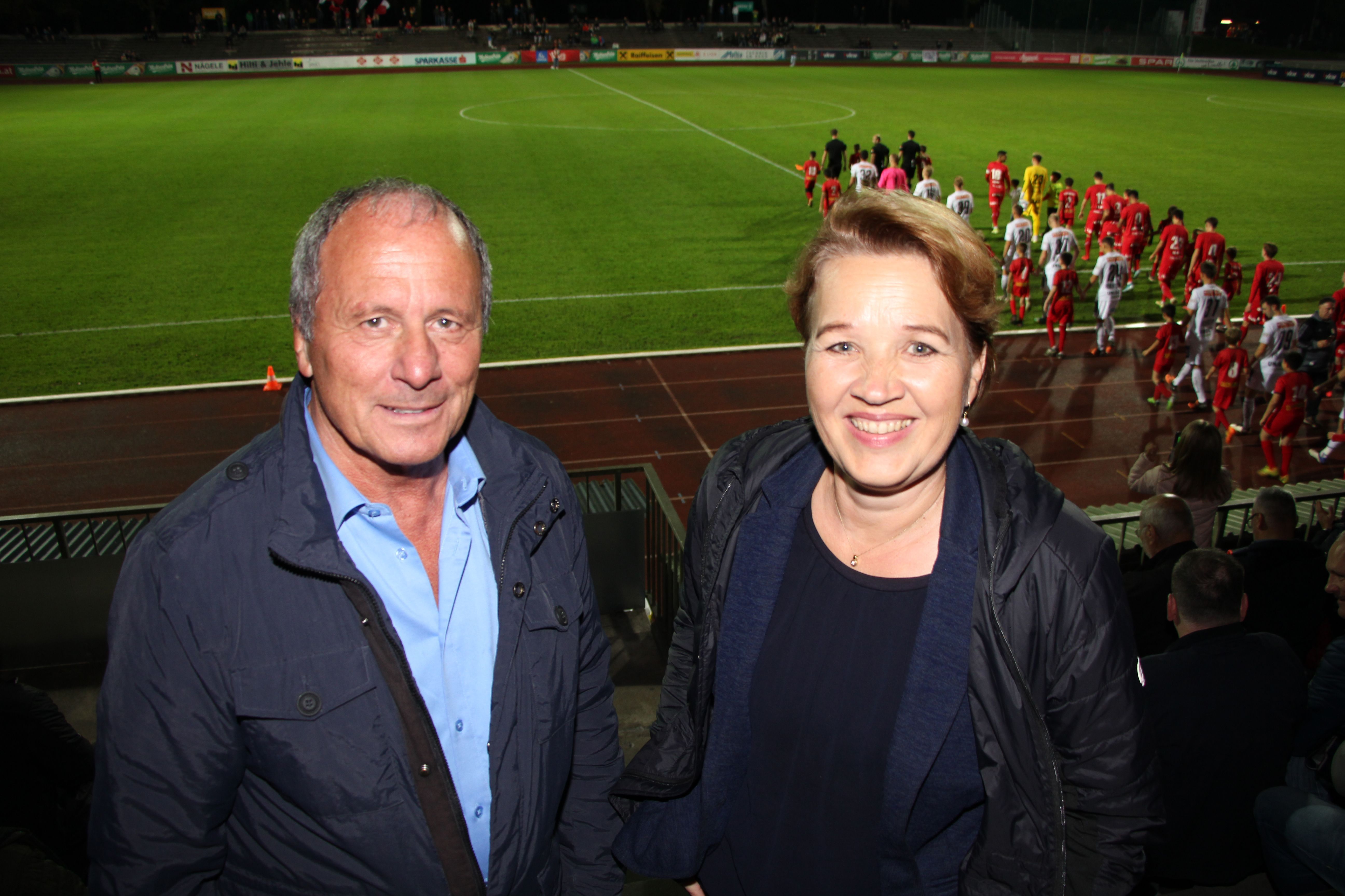 Dornbirns Bürgermeisterin Andrea Kaufmann mit FCD-Präsident Hubert Domig.