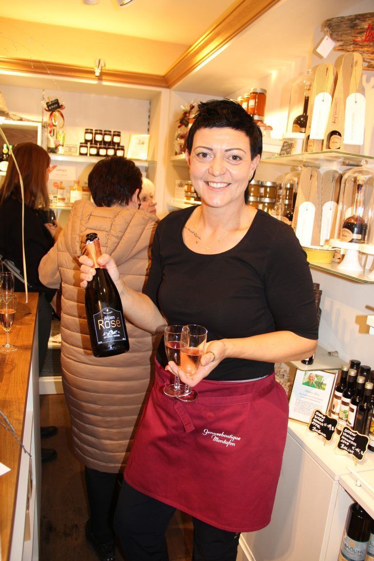 Auch Isabella Locher bot in der Genussboutique gerne ein Gläschen an. 