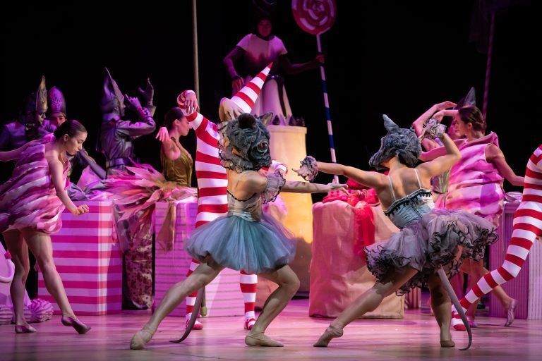 Der Farbenreichtum des Ballettstücks steht im klugen Kontrast zur Oper. <span class="copyright">Volksoper/Palffy</span>