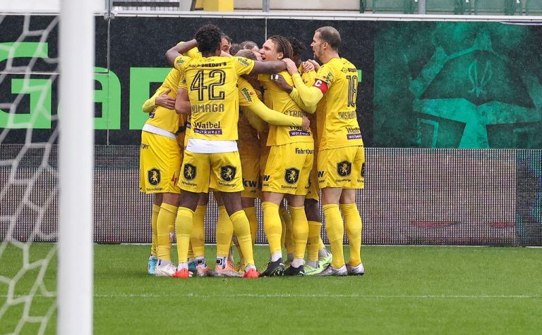 ABD0030_20221002 - RIED - ÖSTERREICH: Jubel zum 0:1 durch Atdhe Nuhiu (Cashpoint SCR Altach) am Sonntag, 2. Oktober 2022, während der Admiral Bundesliga-Begegnung, 10. Spieltag, zwischen SV Guntamatic Ried und Cashpoint SCR Altach in Ried. - FOTO: APA/EXPA/ROLAND HACKL
