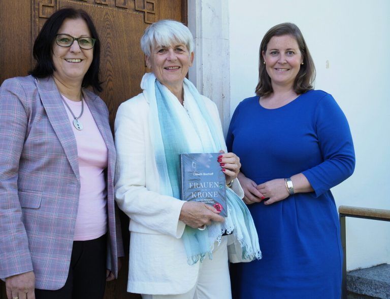 Adelsexpertin und Autorin Lisbeth Bischoff mit VHS-Bereichsleiterin Elisabeth Schwald und Villa-Falkenhorst-Geschäftsführerin Verena Burtscher.sie