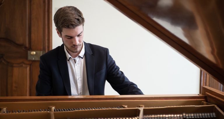 Dominic Chamot „spielt so, als wären die Töne gerade aus ihm heraus entstanden“, schreibt die Neue Musikzeitung. A. L.