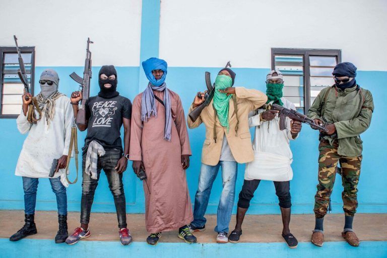 Als Terroristen getarnte togolesische Polizisten posieren für die Fotografen während einer Anti-Terror-Übung im Peacekeeping Operations Training Center in der Hauptstadt Lome. AFP
