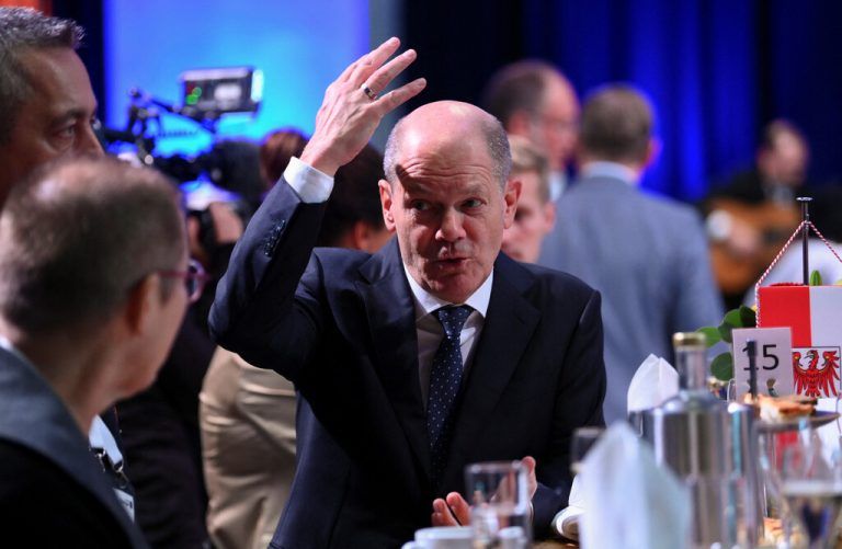 Am 3. Oktober, dem Tag der deutschen Einheit sprach Kanzler Olaf Scholz bei einer Feier in Erfurt mit einer Bürgerdelegation. Reuters