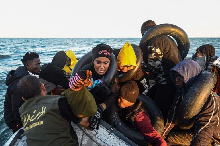 Am Dienstag wurden Migranten aus Subsahara-Afrika aus einem provisorischen Boot in Seenot gerettet. Sie wollen Italien erreichen. AFP