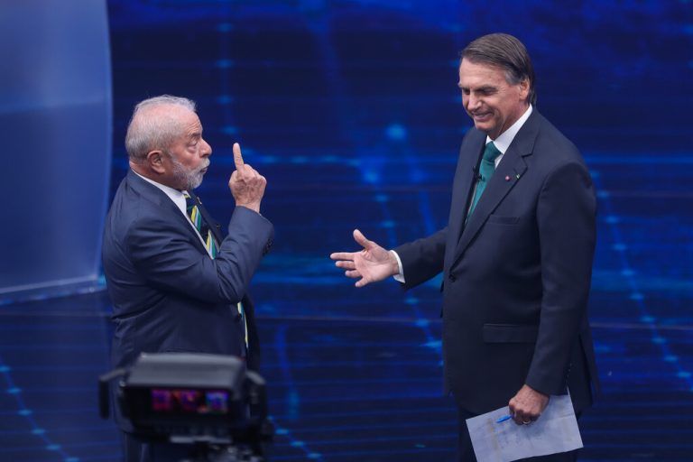Am Sonntag stellten sich Brasiliens ehemaliger Präsident Luiz Inacio Lula da Silva (links) und Jair Bolsonaro einer TV-Präsidentschaftsdebatte. AP