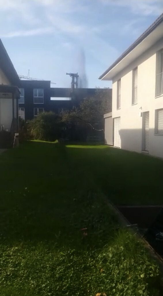 Anrainer machten Bilder und Videos, wie sich die Fontäne über die Gebäude erhob. Leserbild