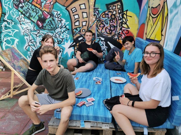 ARENA PARKSESSIONS
            Offene Jugendarbeit DornbirnIm Rahmen mehrerer Mitbestimmungsworkshops entstand unter starker Jugendbeteiligung am ehemaligen Eislaufplatz Dornbirn Schoren ein neuer Jugendplatz. Über die Sommermonate stand ein vielfältiges Freizeit- und Sportangebot allen Dornbirner Jugendlichen zur Verfügung. Tischfußball, Basketball, Breakdance und Chillen sind nur einige der Möglichkeiten, die sich hier boten.