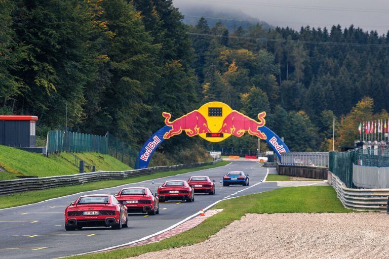 Auspuff an Auspuff: Der Audi R8 beschleunigt in 3,1 Sekunden auf Tempo 100.