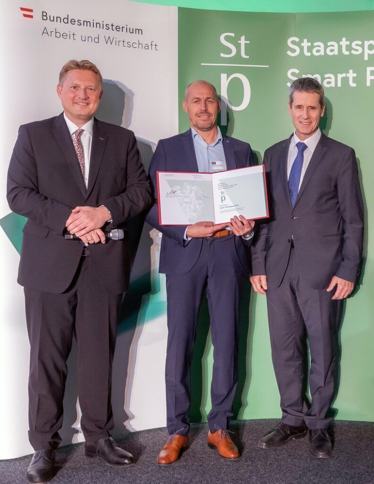 Auszeichnung Die Offsetdruckerei Schwarzach gewann im Rahmen des Staatspre­­ises „Smart Packaging“ den Sonderpreis Digitalisierung für ihren Online-Shop „die-verpackungs-druckerei.com“, spezialisiert auf Betriebe mit kleinen Auflagen. Bereichsleiter Andreas Wieland (M.) nahm die Auszeichnung entgegen. bm