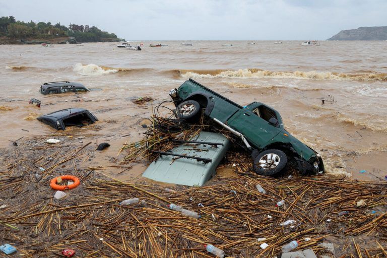 Autos wurden bei Agia Pelagia ins Meer gespült. Reuters