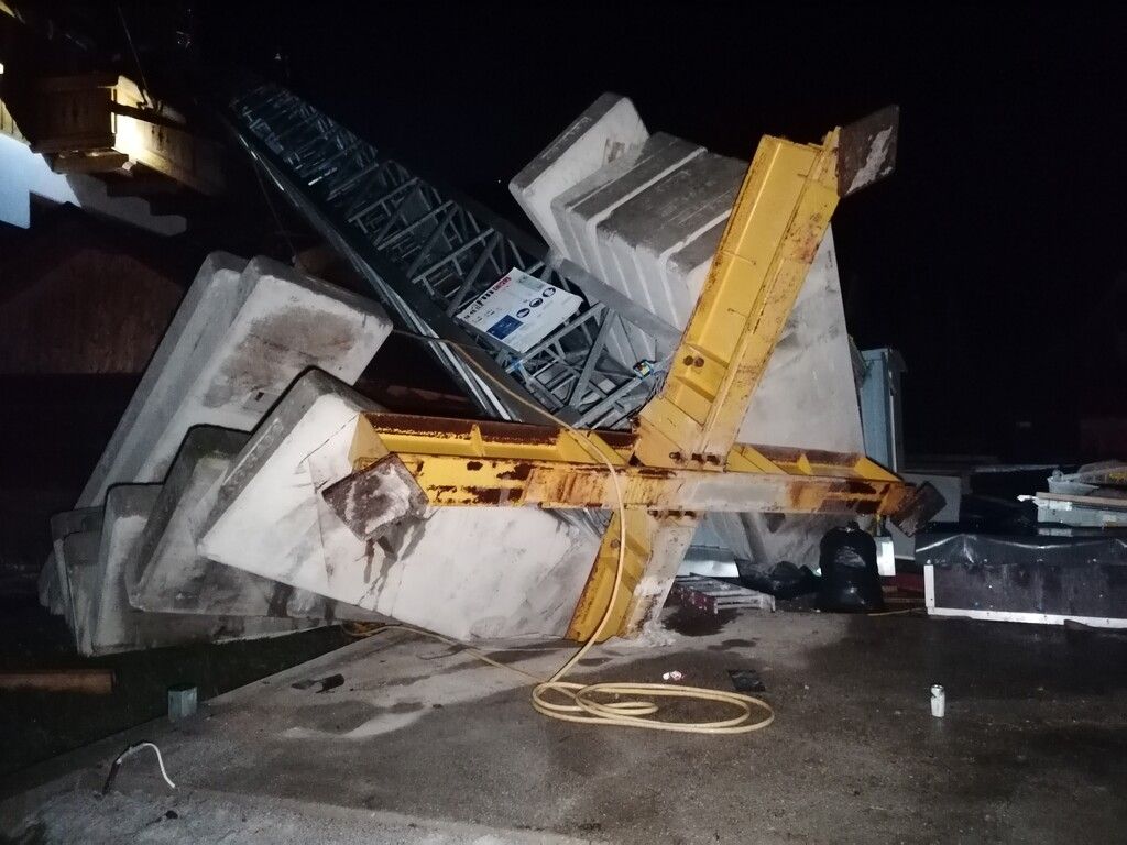 Baukran stürzt auf Gebäude