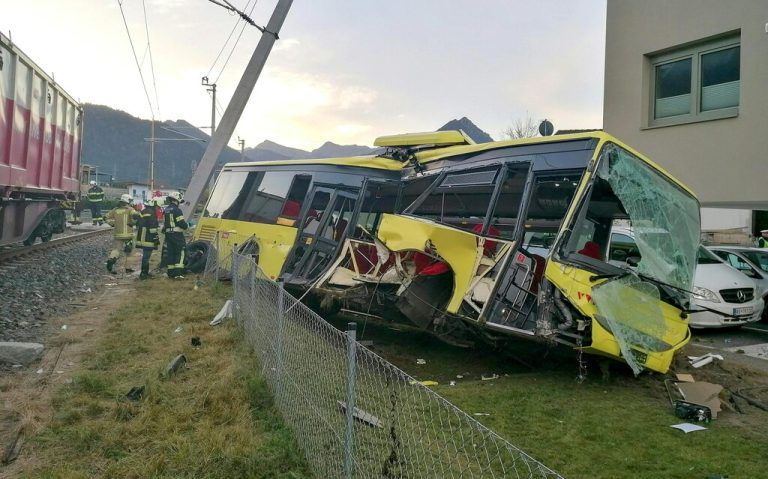 Bei der Kollision wurden der Busfahrer und drei Kinder schwer verletzt. APA