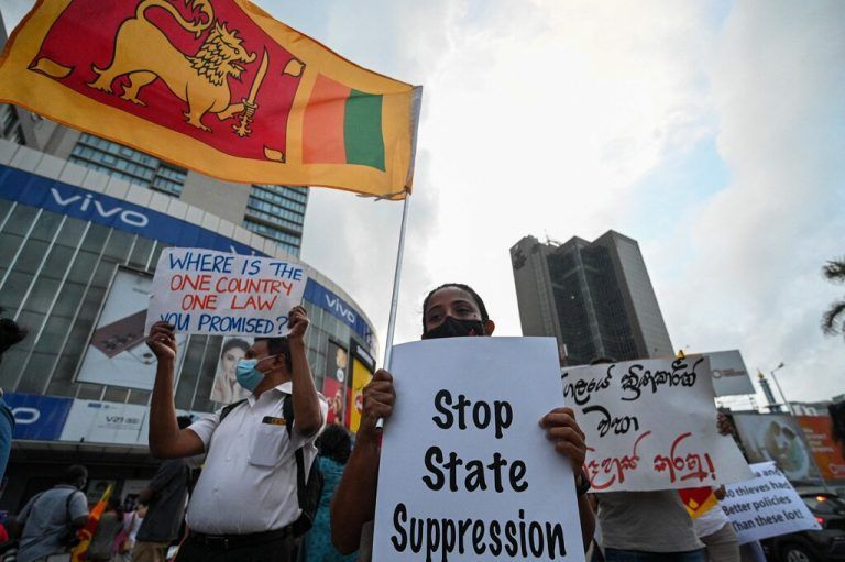 Bei einer Demonstration in Colombo, der Hauptstadt Sri Lankas, protestieren Menschen gegen die Regierung. AFP